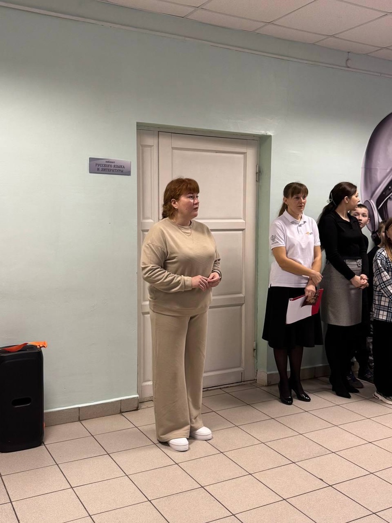 Сегодня ведущий специалист по спорту управления социальной политики администрации Свечинского муниципального округа вручила серебряные знаки отличия ВФСК ГТО и удостоверения к ним учащимся КОГОБУ СШ пгт. Свеча..