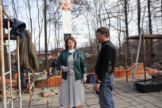 В год юбилея Победы в Великой Отечественной войне за счет средств областного бюджета начались работы по ремонту памятника воинам - свечинцам и труженикам тыла в п.Свеча..