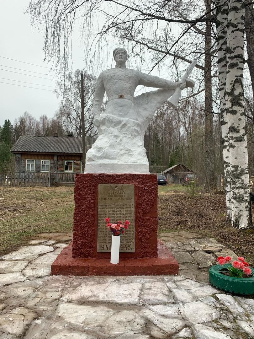 Чагаева Людмила Александровна совместно с жителями деревни Маслёнки и села Благовещенское организовала и провела косметический ремонт памятников и уборку территории..