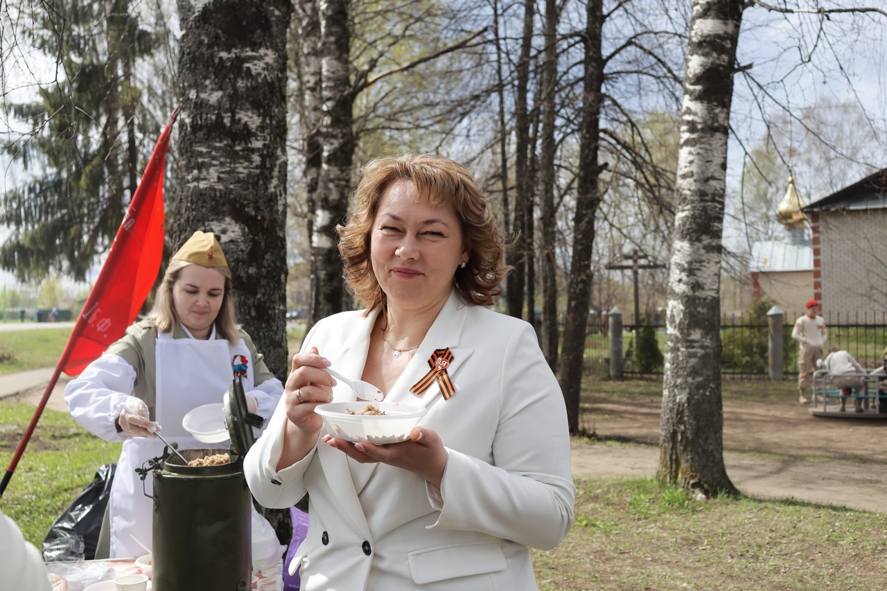 Сегодня в честь Дня Победы в библиотечном дворике Центральной районной библиотеки пгт. Свеча была организована полевая кухня..