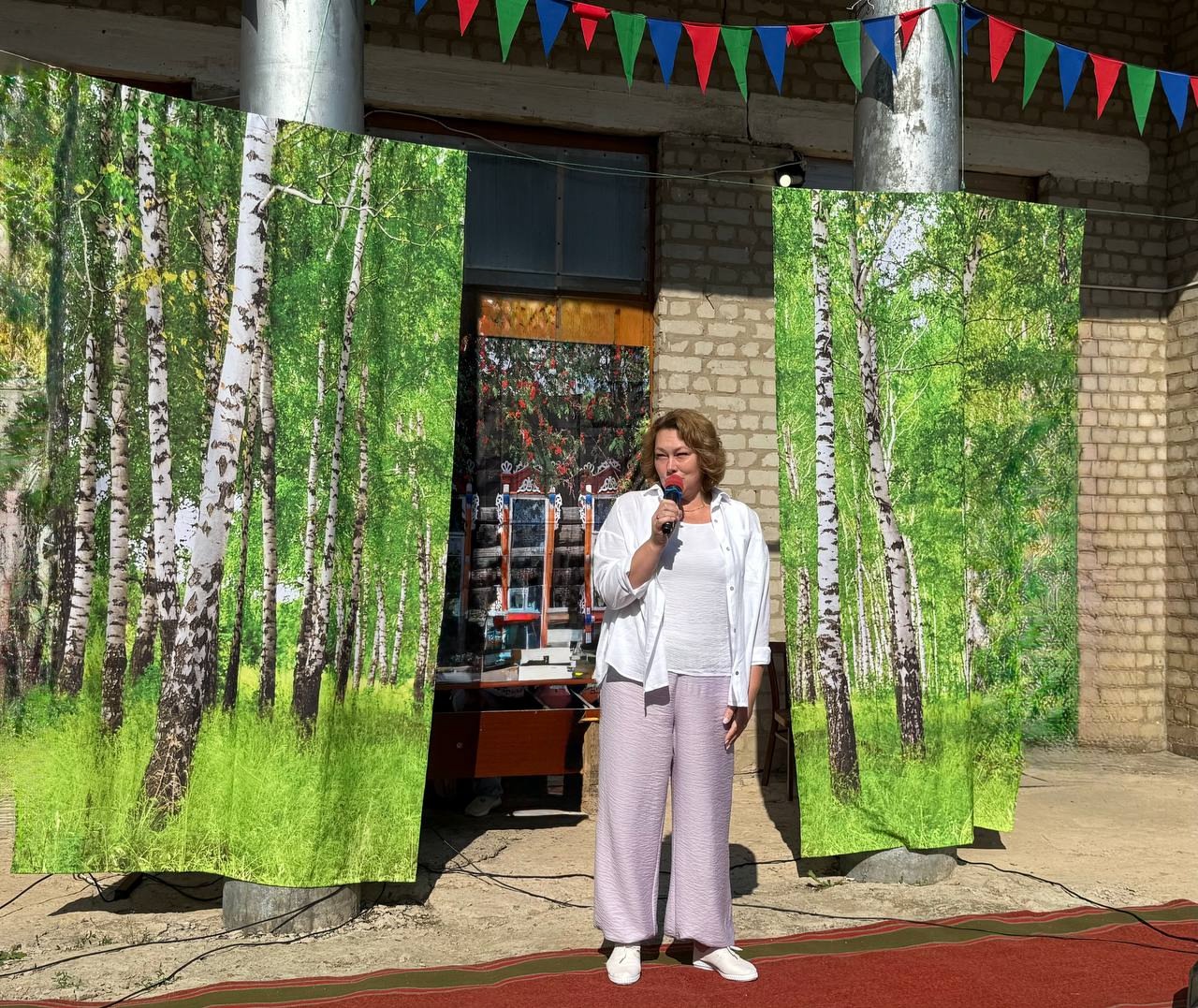 Вчера деревня Шмелёво расцвела в праздничном веселье! 🎉🎊 Жители отметили День деревни! 🎈✨ Сердечные поздравления от главы Свечинского муниципального округа стали прекрасным началом торжества..